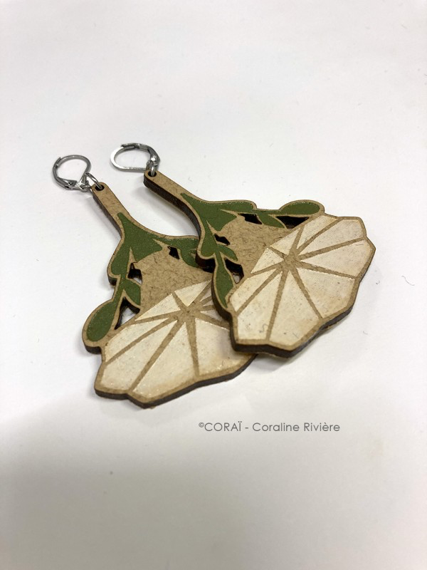 boucles-d-oreilles-en-bois-fleur-liseron.webp