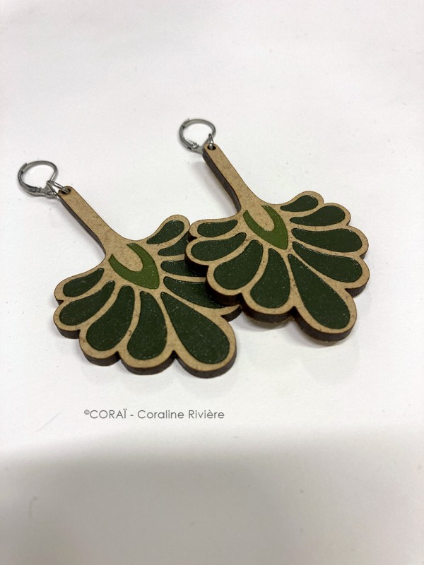 boucles-d-oreilles-en-bois-motif-rétro-vert-2.jpg