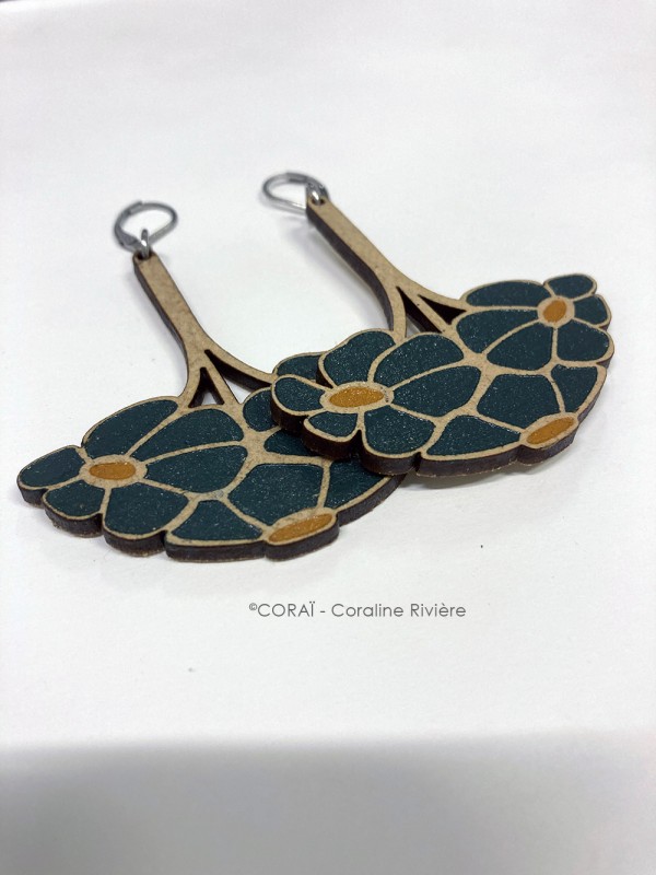 boucles-d-oreilles-en-bois-motif-rétro-fleuri-2.jpg