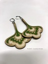 boucles-d-oreilles-en-bois-motif-rétro-vert-et-blanc-cassé.jpg
