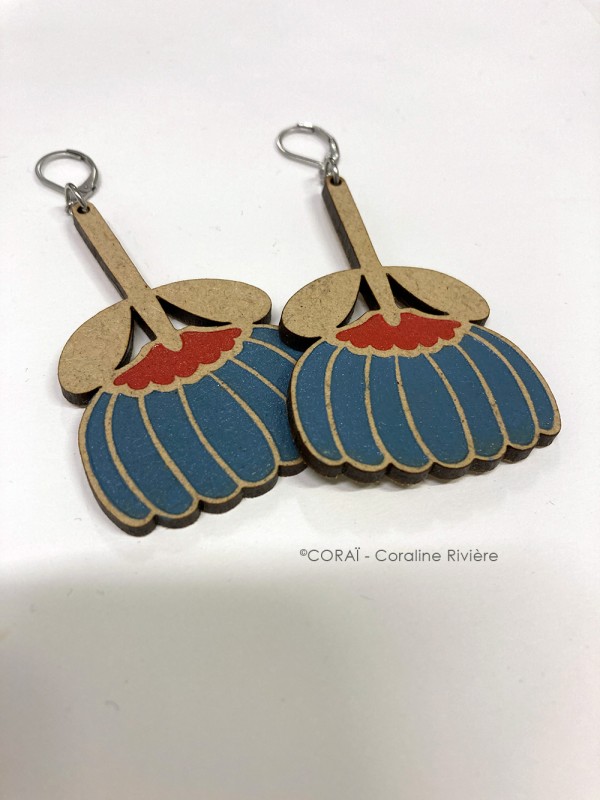 boucles-d-oreilles-en-bois-fleur-rétro-rouge-et-bleu-2.jpg