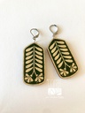 boucles-d-oreilles-en-bois-motif-fleuri-vert-foncé-2.jpg