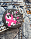 Badge "No Fashion" ruban rose cancer du sein