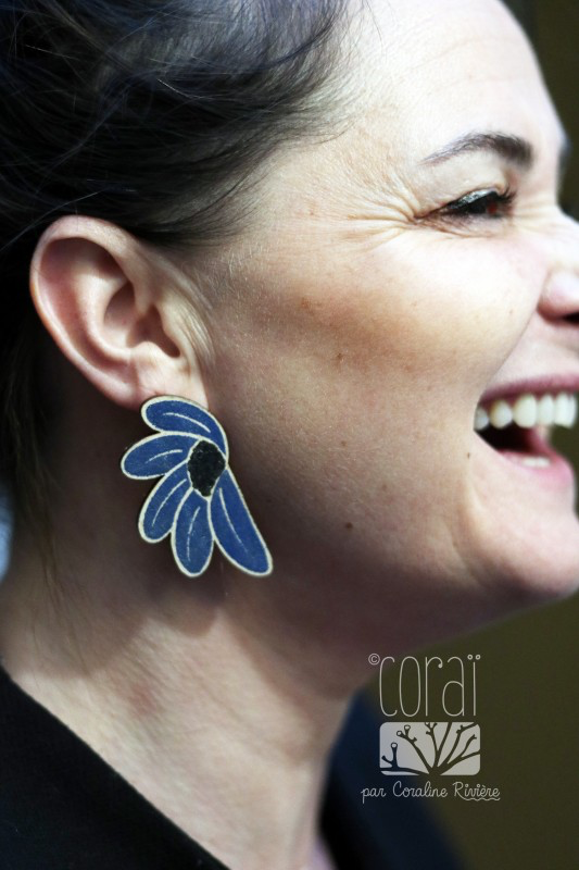 Boucles d'oreilles grande fleur bleue