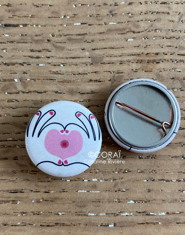 badge entraide octobre rose coeur avec les mains