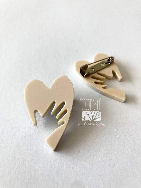 Broche main sur le coeur