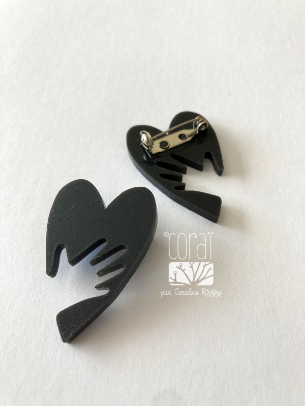 Broche la main sur le coeur