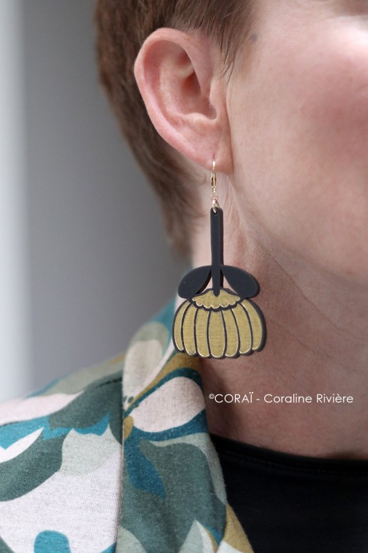 Grandes boucles d'oreilles de créateur fleur rétro noir et doré