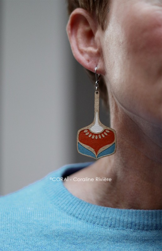 Grandes boucles d'oreilles motif rétro orange et bleu