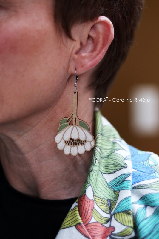 Grandes boucles d'oreilles fleur blanche poétique