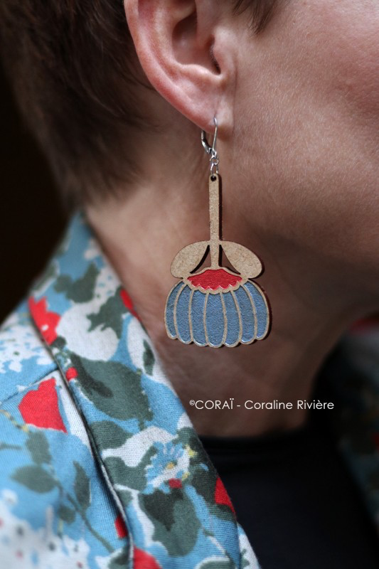 Grandes boucles d'oreilles motif rétro bleu ciel et rouge